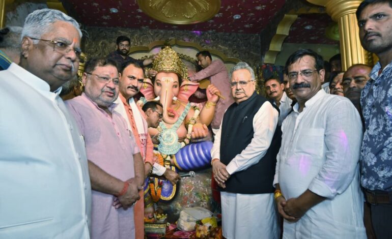  Ganesh Chaturthi 2025: रायपुर में गणपति बप्पा को चढ़ा 75 लाख का सोने का मुकुट, 1885 से चली आ रही परंपरा