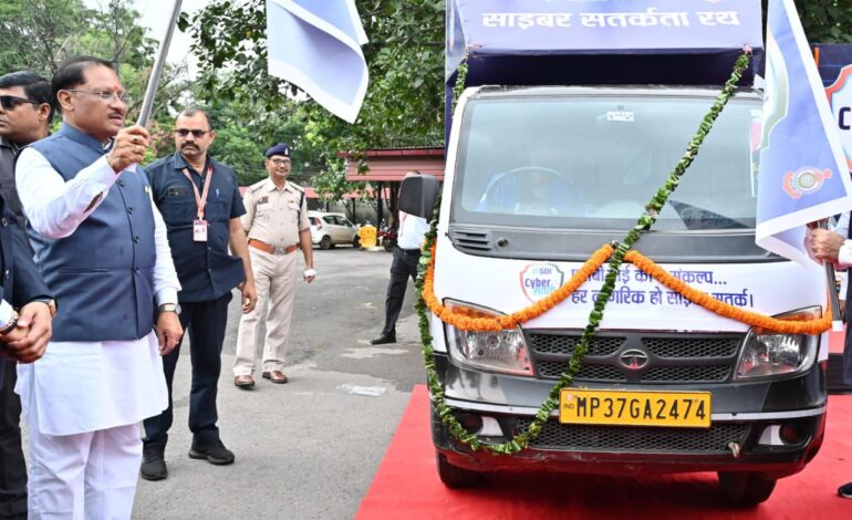  रायपुर: सीएम विष्णु देव साय ने एसबीआई साइबर सुरक्षा रथ को किया रवाना, राज्यभर में जागरूकता अभियान शुरू