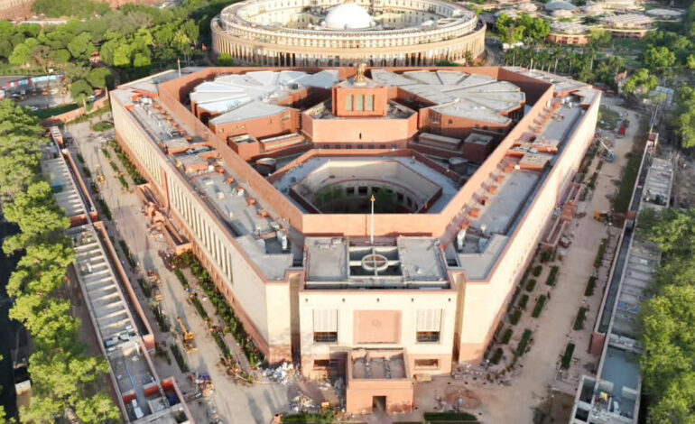  संसद भवन की सुरक्षा में सेंध: दीवार फांदकर परिसर में कूदा शख्स, CISF ने दबोचा