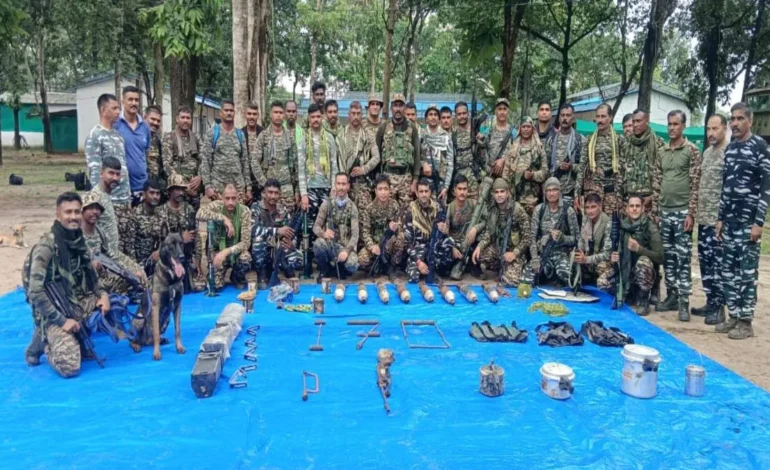  छत्तीसगढ़ में नक्सलियों को तगड़ा झटका, स्मारक ढहाए – भारी मात्रा में हथियार बरामद