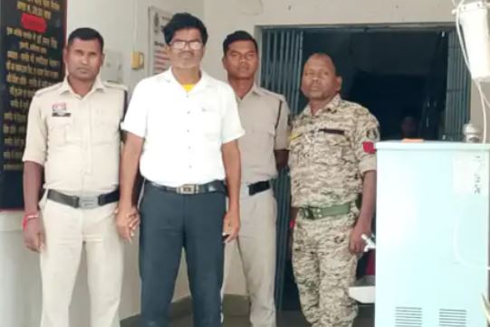  हेडमास्टर की पिटाई से दूसरी कक्षा की छात्रा का पैर टूटा, FIR दर्ज कर आरोपी गिरफ्तार