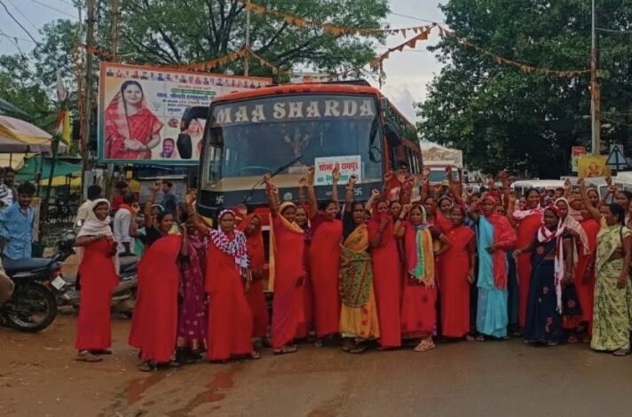  गरियाबंद में मितानिनों का उग्र विरोध, हाईवे जाम से घंटों ठप रहा ट्रैफिक