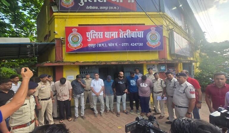 Nude Stranger Party : राजधानी रायपुर में ‘न्यूड स्ट्रेंजर पार्टी’ का पर्दाफाश, रिटायर्ड सरकारी अफसर समेत 7 लोग गिरफ्तार