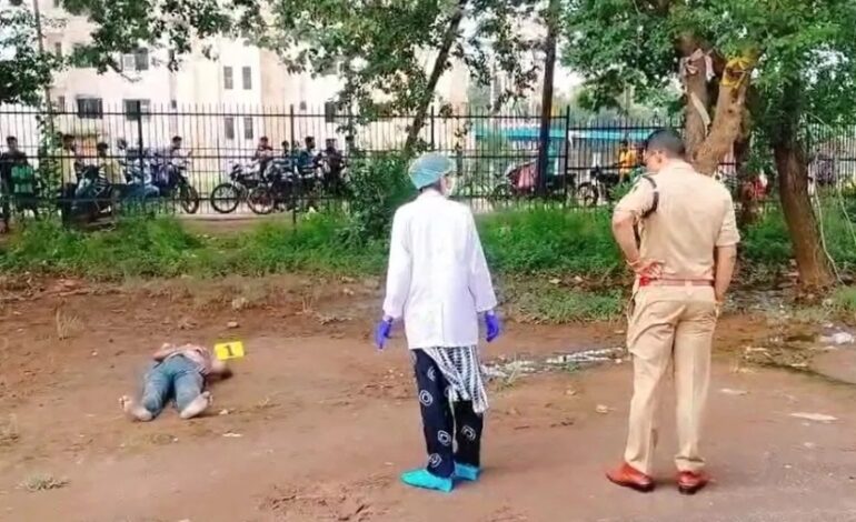 Raipur Breaking News : साइंस कॉलेज मैदान में युवक की लाश मिलने से सनसनी, पुलिस जांच में जुटी