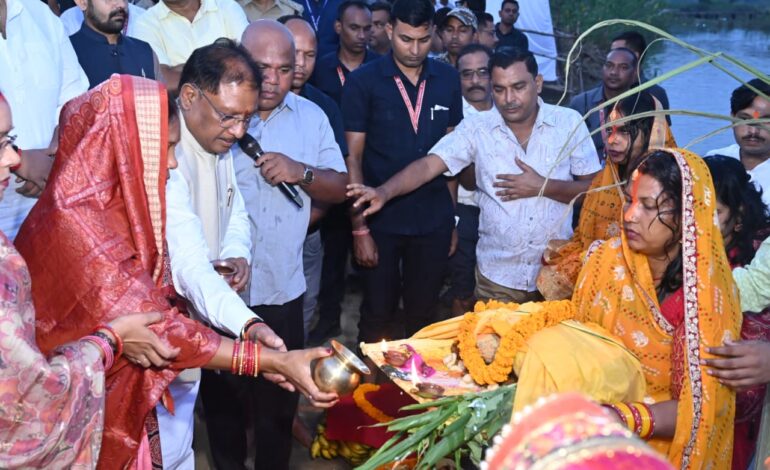  मुख्यमंत्री विष्णुदेव साय ने मनाया छठ पर्व, सिर पर सूपा रख घाट पहुंचे — पत्नी के साथ उगते सूर्य को दिया अर्घ्य