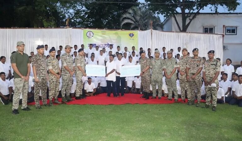  बीजापुर में दशहरे पर ऐतिहासिक सरेंडर – 103 नक्सलियों ने छोड़ी बंदूक, अपनाई मुख्यधारा