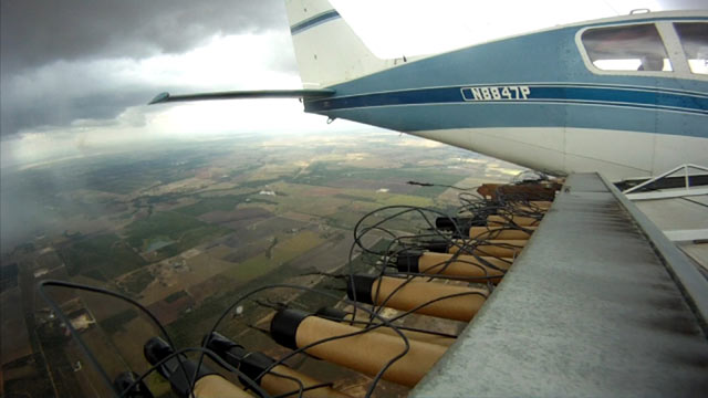  दिल्ली-NCR में पहली बार कृत्रिम वर्षा की तैयारी पूरी, IIT कानपुर से उड़ा विमान; आज हो सकती है आर्टिफिशियल बारिश