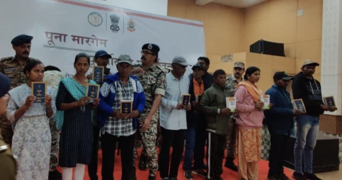  बड़ी ब्रेकिंग : नक्सल मोर्चे पर बड़ी जीत— झीरम कांड का मास्टरमाइंड चैतू समेत 10 माओवादी हथियार डालकर मुख्यधारा में लौटे