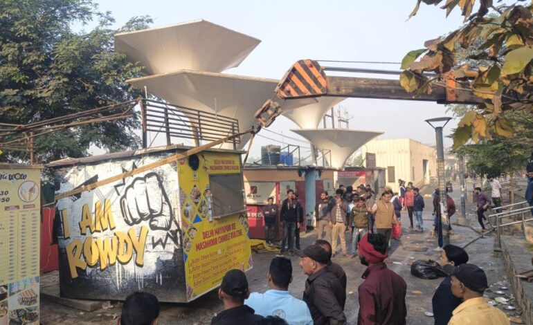 साइंस कॉलेज चौपाटी हटाने पहुंचा निगम अमला, जमकर हंगामा — झूमाझटकी के बीच पूर्व MLA विकास उपाध्याय सहित कई कांग्रेसी गिरफ्तार