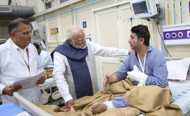  दिल्ली ब्लास्ट के घायलों से मिले पीएम मोदी, भूटान से लौटते ही सीधे एलएनजेपी अस्पताल पहुंचे