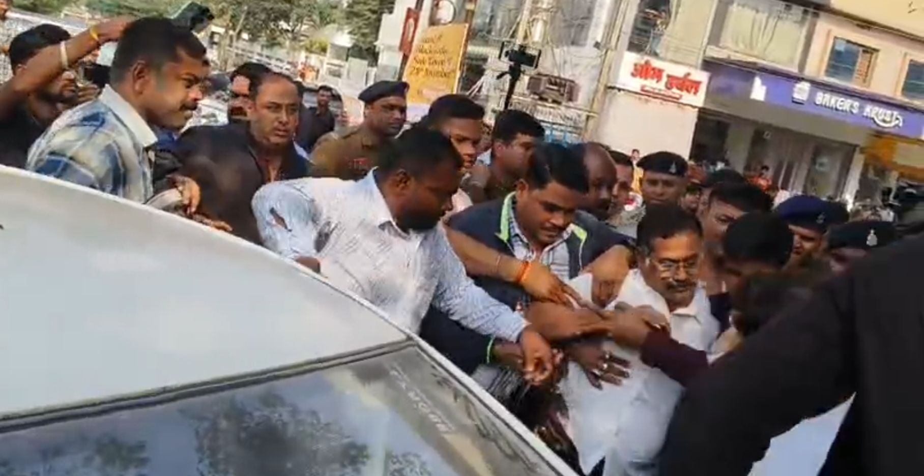 रायपुर : सिंधी और अग्रवाल समाज पर विवादित बयान देने वाले अमित बघेल ने थाने में किया सरेंडर, पुलिस ने घोषित कर रखा था 5 हजार का इनाम