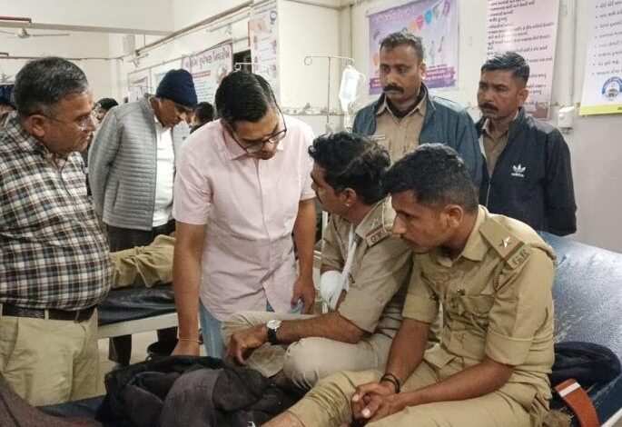 गुजरात में सरकारी टीम पर हिंसक हमला: सर्वे कार्य के दौरान 500 लोगों की भीड़ ने किया पथराव, तीर-धनुष से हमला, 47 अधिकारी घायल