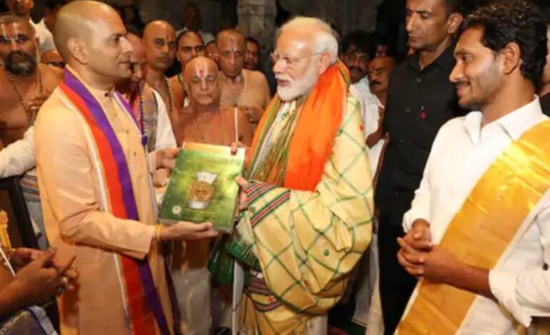  तिरुपति मंदिर में ‘दुपट्टा घोटाला’ का खुलासा: 10 साल तक पॉलिएस्टर को सिल्क बताकर बेचा गया, PM मोदी को भी दिया गया था नकली दुपट्टा