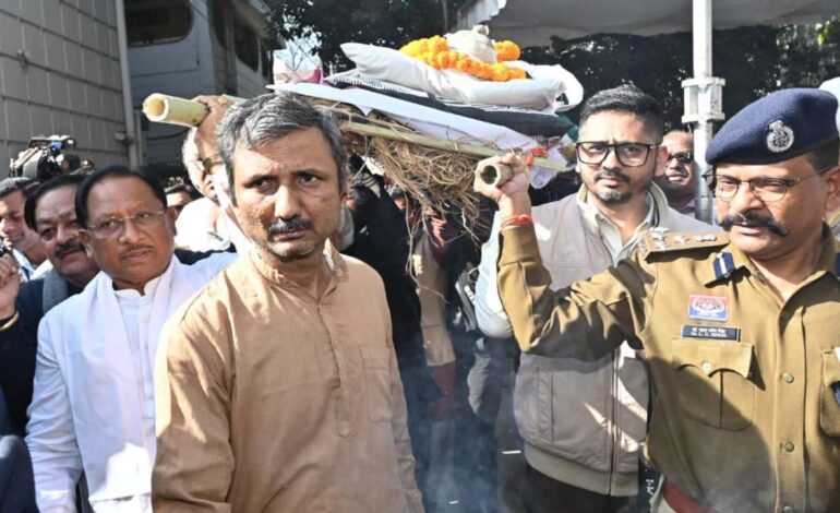  विनोद कुमार शुक्ल को अंतिम प्रणाम: मुख्यमंत्री साय ने कंधा देकर दी श्रद्धांजलि