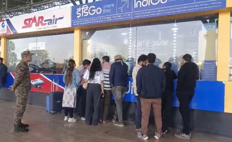 रायपुर एयरपोर्ट पर उड़ानों का संकट: इंडिगो की 20 फ्लाइट रद्द, 7 हजार यात्री बेहाल, 24 घंटे से फंसे लोग