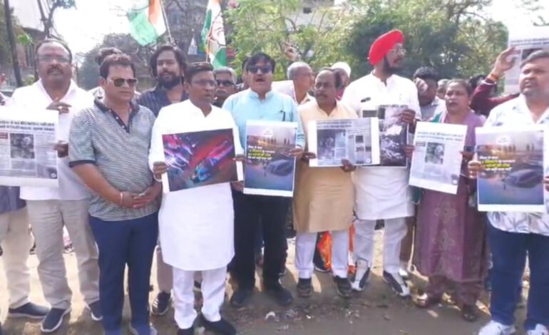  खुले नाले–जर्जर सड़कों पर कांग्रेस का सड़क पर प्रदर्शन, एक्सप्रेस हाईवे पर प्रदर्शन कर सरकार को घेरा