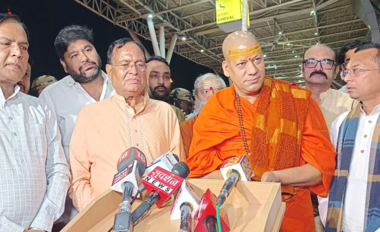 रायपुर पहुंचे स्वामी कैलाशानंद गिरी, धर्मांतरण पर दिया बड़ा बयान—“सनातनियों को अपने धर्म में रहते हुए करना चाहिए कार्य”