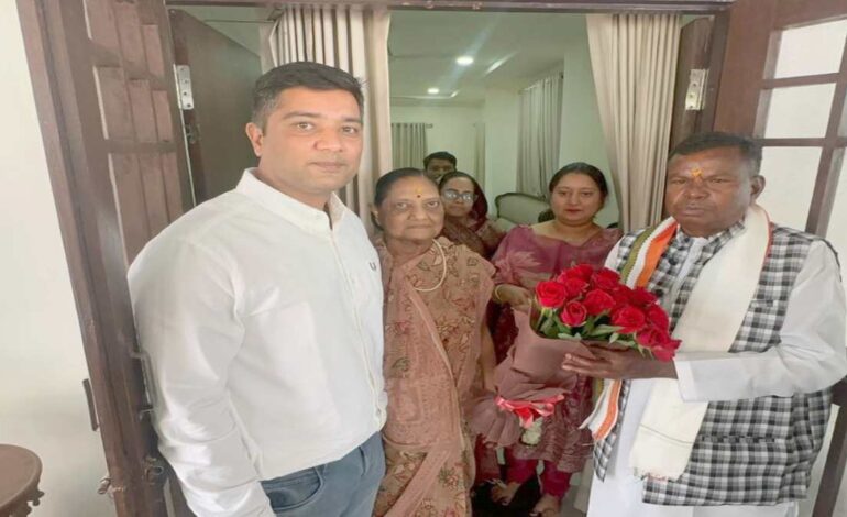  भूपेश बघेल के निवास पहुंचे कवासी लखमा, परिवारजनों से की मुलाकात; सिंहदेव और महंत से भी की भेंट