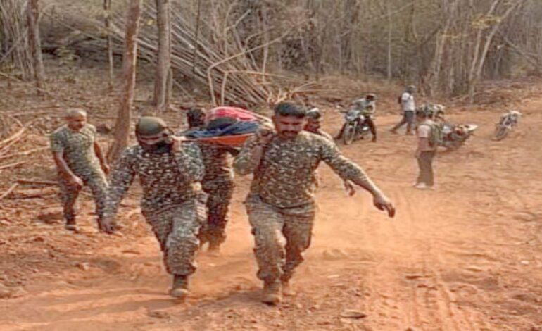 ITBP जवानों ने पेश की मानवता की मिसाल : गर्भवती महिला को 5 किमी कंधों पर ढोकर बचाई जान, घने जंगलों में चला साहसिक रेस्क्यू… देखें VIDEO