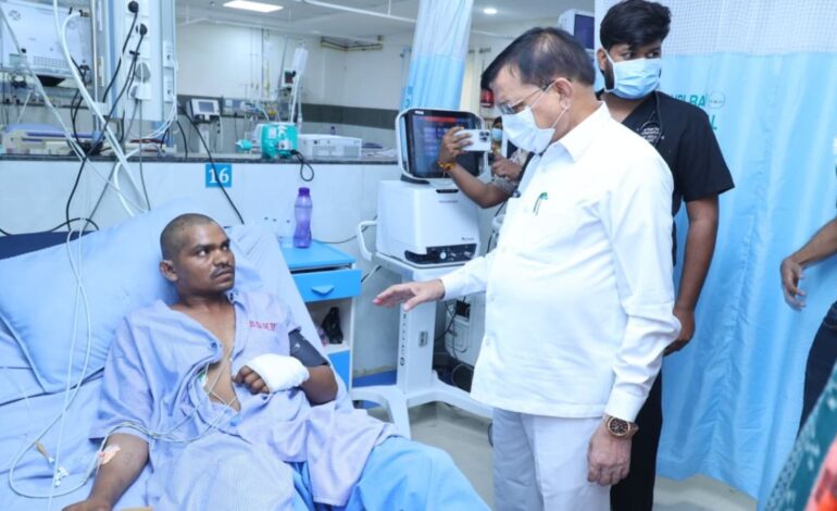 वेदांता प्लांट हादसा: उद्योग मंत्री देवांगन ने अस्पताल पहुंचकर घायलों से की मुलाकात, बेहतर इलाज के दिए निर्देश