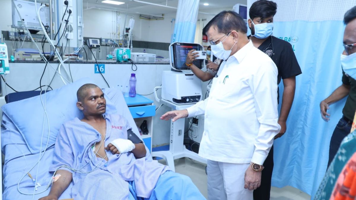 वेदांता प्लांट हादसा: उद्योग मंत्री देवांगन ने अस्पताल पहुंचकर घायलों से की मुलाकात, बेहतर इलाज के दिए निर्देश