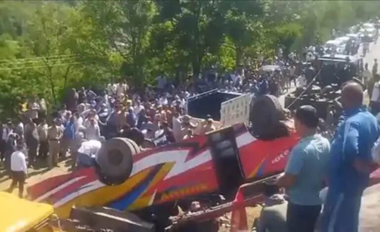 उधमपुर बस हादसा: टायर फटने से 100 फीट खाई में गिरी बस, 21 की मौत, कई घायल