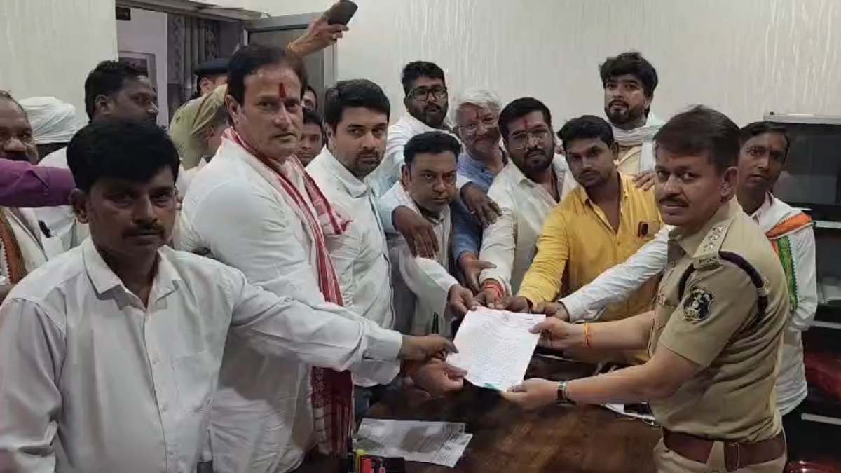 रायपुर में मॉल के अवैध रास्ते पर सियासी बवाल: FIR की मांग को लेकर थाने पहुंचे पूर्व विधायक विकास उपाध्याय
