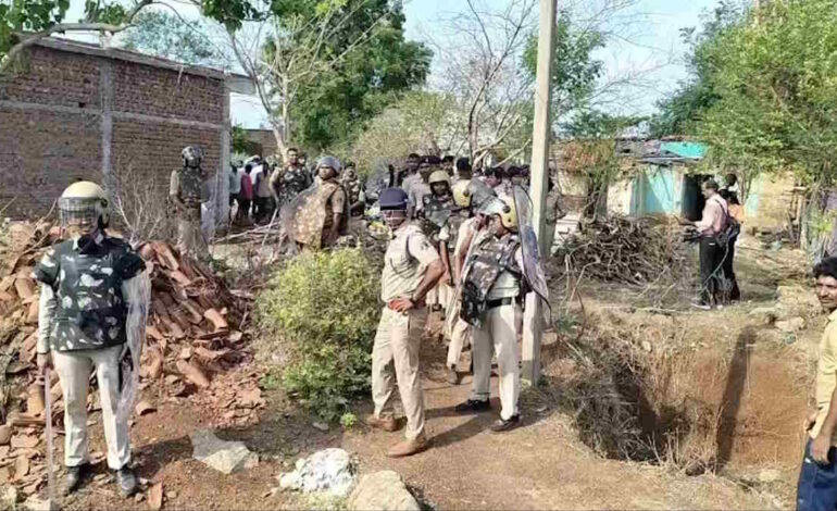 नकटी गांव में भारी बवाल: 1000 पुलिसकर्मियों की मौजूदगी में चला बुलडोजर, अतिक्रमण हटाने की कार्रवाई शुरू, ग्रामीणों का उग्र विरोध