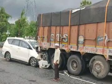बागेश्वर धाम से लौटते वक्त सड़क हादसे का शिकार हुए भाजपा प्रदेश अध्यक्ष किरण सिंह देव, झांसी मेडिकल कॉलेज में भर्ती