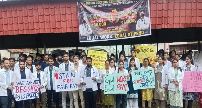 बिलासपुर: स्टाइपेंड बढ़ाने की मांग पर सिम्स के इंटर्न डॉक्टरों की अनिश्चितकालीन हड़ताल, 30 हजार रुपये मासिक मानदेय की मांग