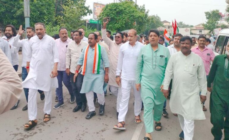 राहुल गांधी के समर्थन में रायपुर में कांग्रेस का पैदल मार्च, FIR को बताया राजनीतिक प्रतिशोध