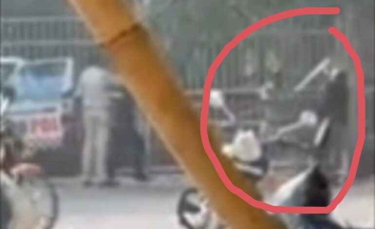 CM हाउस के गेट पर हंगामा, पुलिस से भिड़ा युवक; हिरासत में लेकर पूछताछ